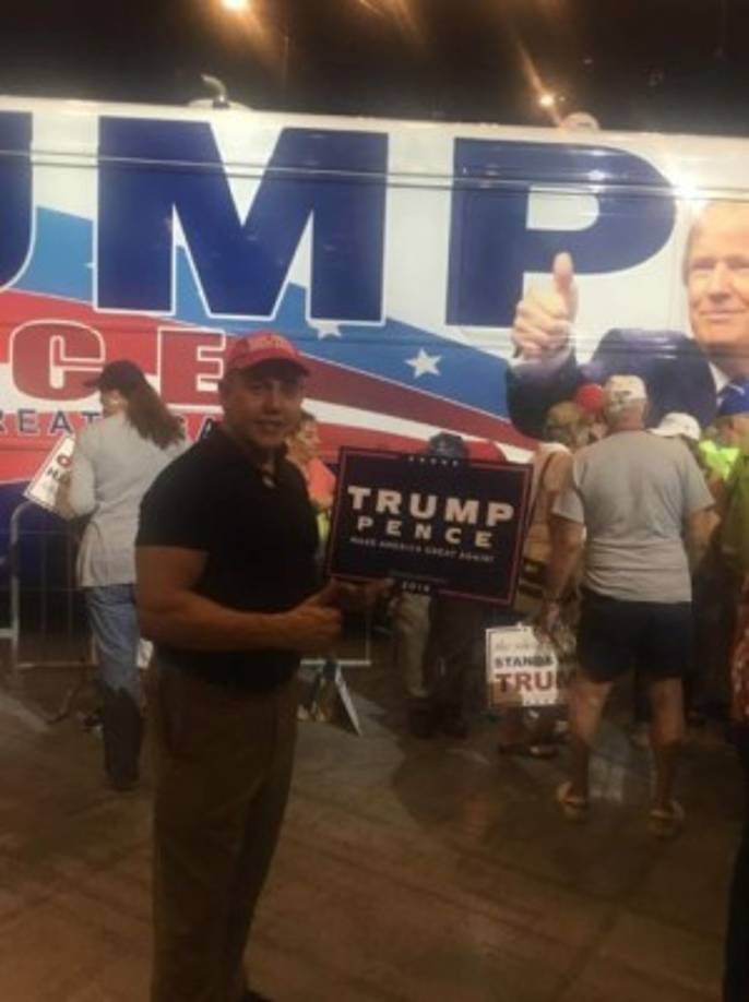 Sayoc es nativo americano y, según una imagen publicada en su página de redes sociales, es miembro de la Tribu Seminole de Florida.