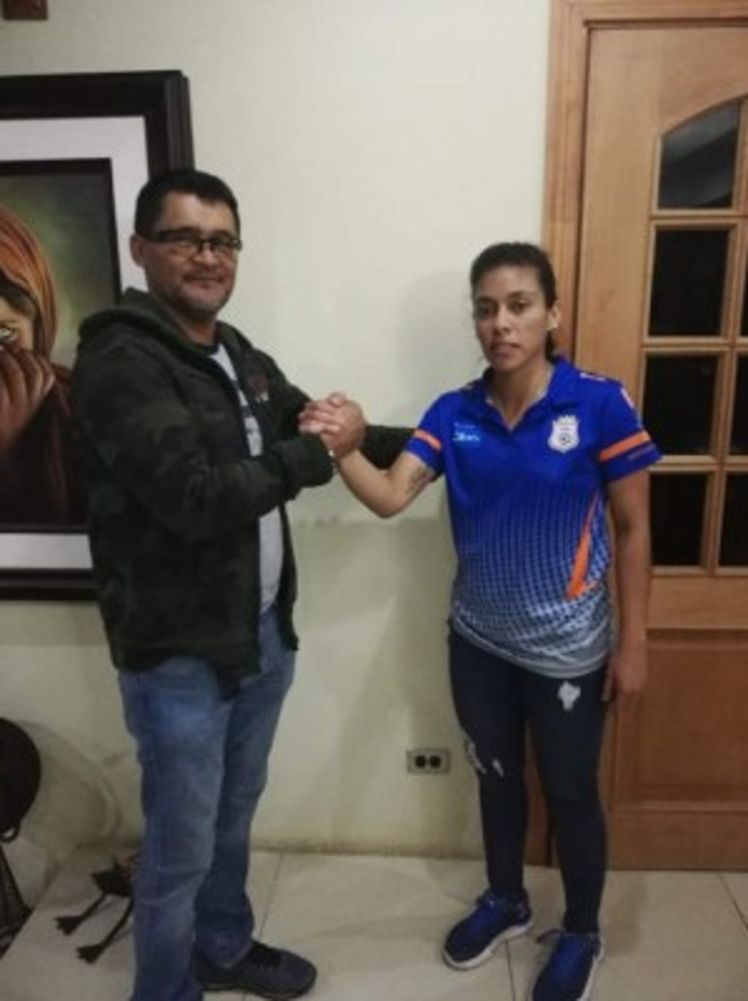 Momento de la presentación de Katherine, junto a ella se ve al presidente de Arenal Coronado, Mauricio Campos.