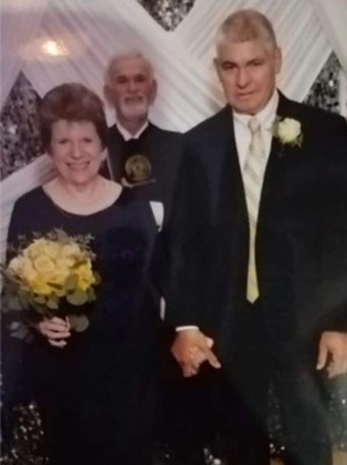 Susan Simoneaux, de 59 años murió luego de que regresará con un edema pulmonar de su luna miel en República Dominicana. El FBI ha comenzado a analizar muestras de un mini bar en un centro turístico para ver si el alcohol es el culpable de la muerte de otros turistas que muerieron por causas similares.