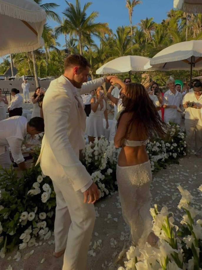 La ceremonia que fue bautizada en redes como la ‘beboda’ se realizó el viernes y los novios unieron sus vidas para siempre a unos pasos del mar.