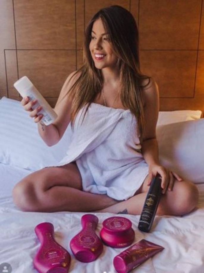 La novia de Vinicius es una belleza de mujer.