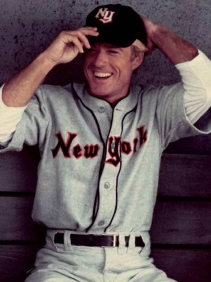 El actor Robert Redford interpreta a un jugador de baseball en la película 'The Natural' en 1983.