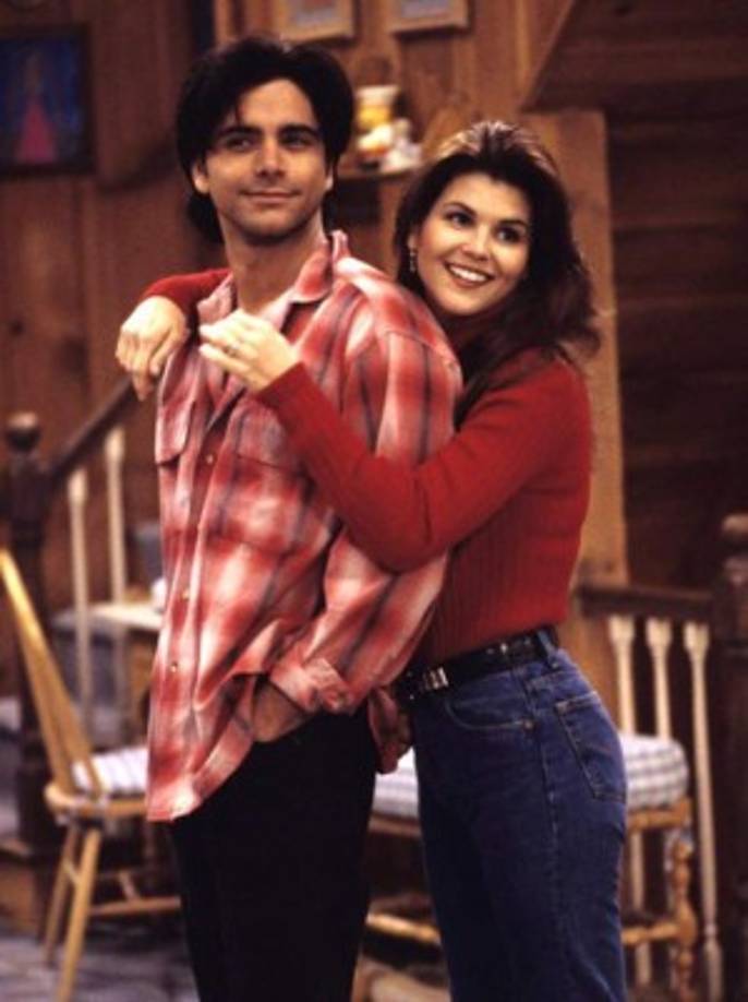 Lori Loughlin interpretó a Rebecca Katsopolis en “Full House”, hizo varios cameos en las películas de Mary-Kate y Ashley Olsen, trabajó en series como “Hudson Street” (1995-1996), “Summerland” (2004-2005), serie de la cual fue co-creadora y productora.