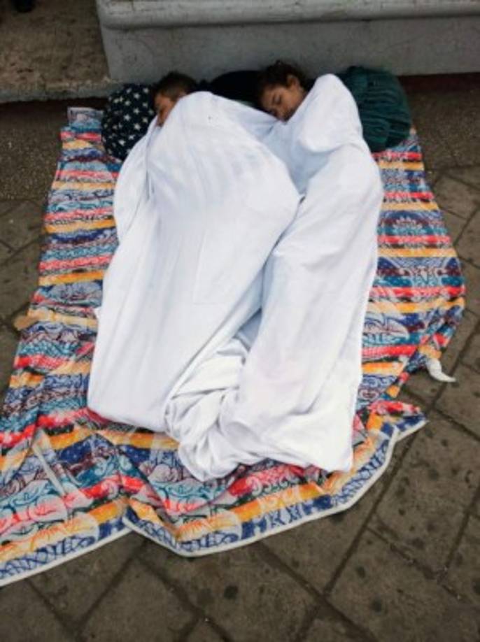 Ana pinto, madre hondureña con tres hijos: 'La verdad, hemos caminado demasiado, salimos desde las tres de la mañana y no hemos conseguido un ride (viaje gratuito en vehículo), y no nos han dado agua y comida hasta ahorita'.