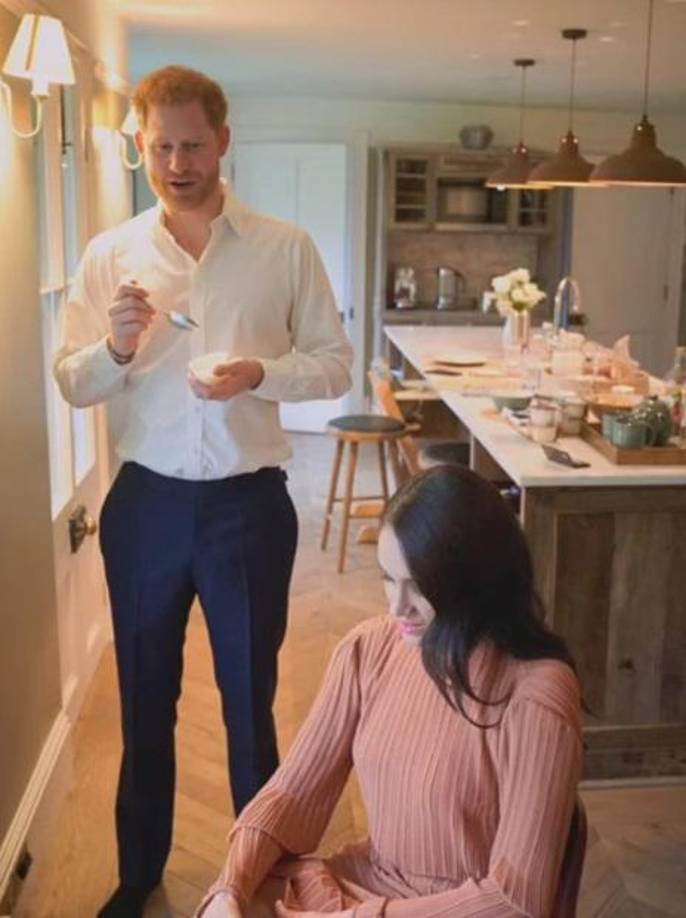 Una fuente cercana a los duques de Sussex, afincados de manera permanente en Estados Unidos, indicó al periódico que la decisión de negarles el uso de la vivienda que utilizan cuando viajan al Reino Unido “no ha sido bienvenida” por Harry y Meghan.