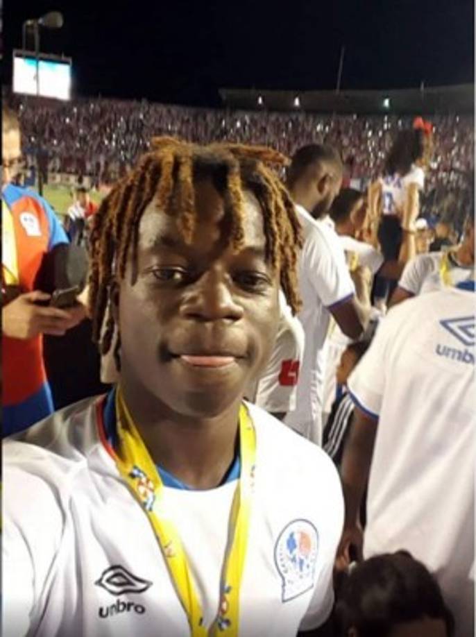 El joven en cuestión es un comediante hondureño conocido como 'La Taflo' y que se infiltró como jugador en los festejos del campeón Olimpia.