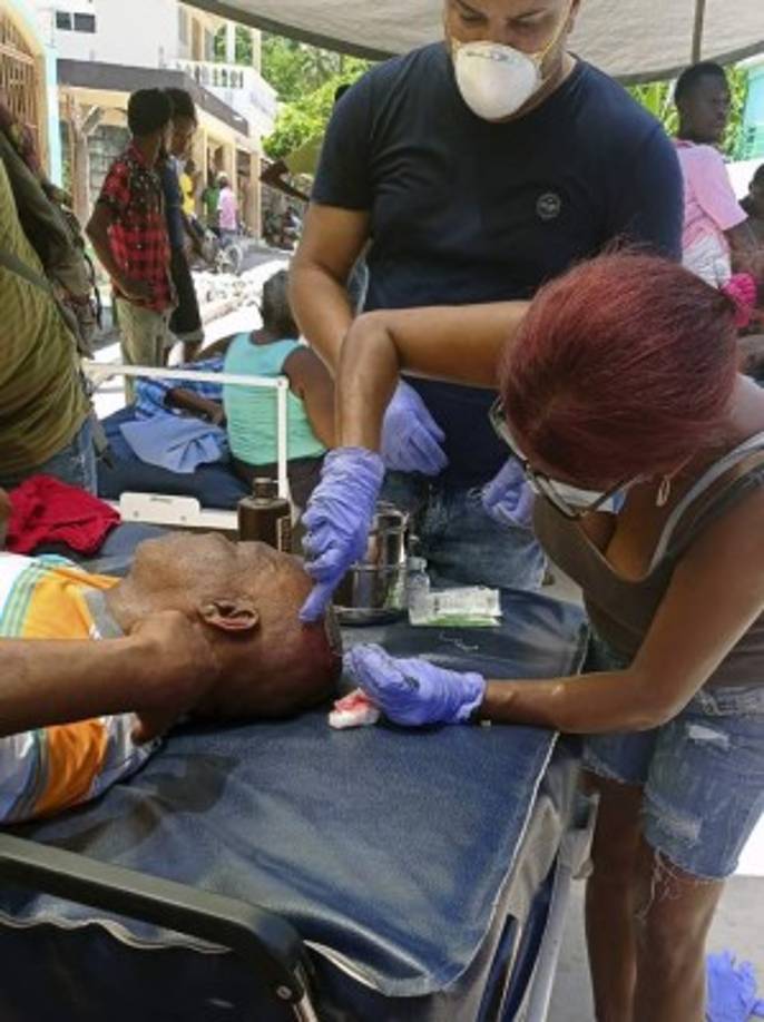 'Expreso en mi nombre y del gobierno dominicano nuestra consternación por el terremoto que azotó a Haití esta mañana', escribió en Twitter, el presidente dominicano Luis Abidaner.<br/>