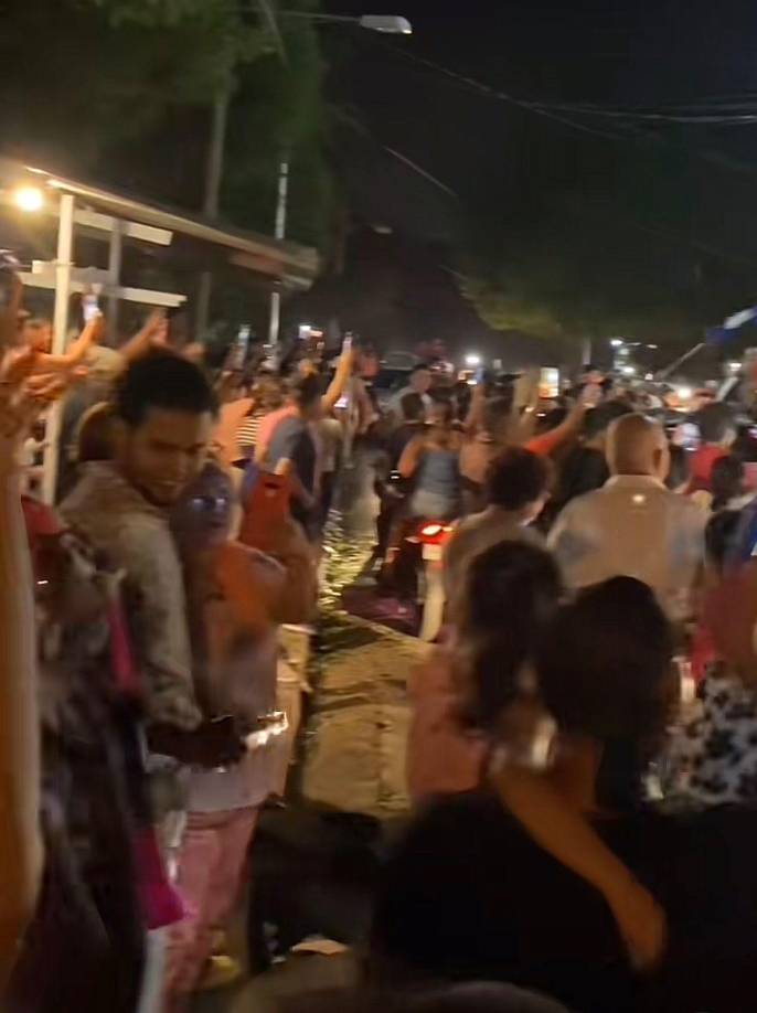 ”Tu barrio te respalada”, fueron una de las consignas de los miles de nicaragüenses que se concentraron en las afueras de la vivienda de la nueva mujer más bella del universo.