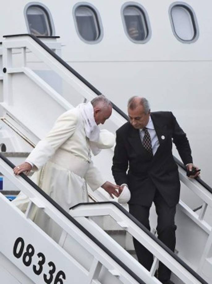 El papa Francisco al descender del avión en Cuba.