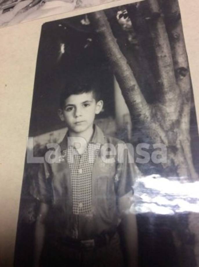 En la primaria y secundaria destacó siempre por su liderazgo y excelencia académica. Uno de sus proyectos es plan de seguridad comunitaria.