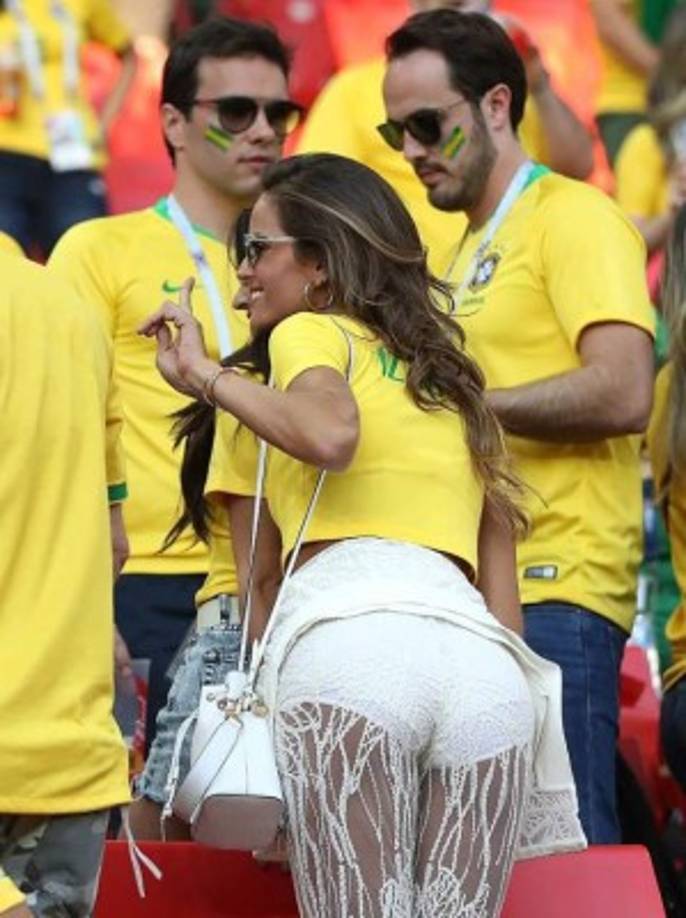 Izabel fue asediada por fanáticos que no perdieron oportunidad para fotografiarse con la top model.