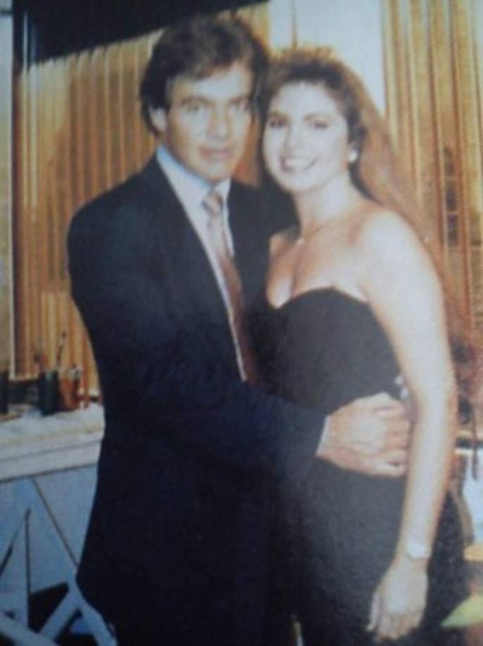 Fue en la filmación de la película 'Quisiera ser hombre' cuando surgió el amor entre la pareja. En 1991, el actor sorprendió a todos cuando le entregó un reconocimiento a Lucero en el puerto de Acapulco, Guerrero, y la besó en pleno escenario. <br/>