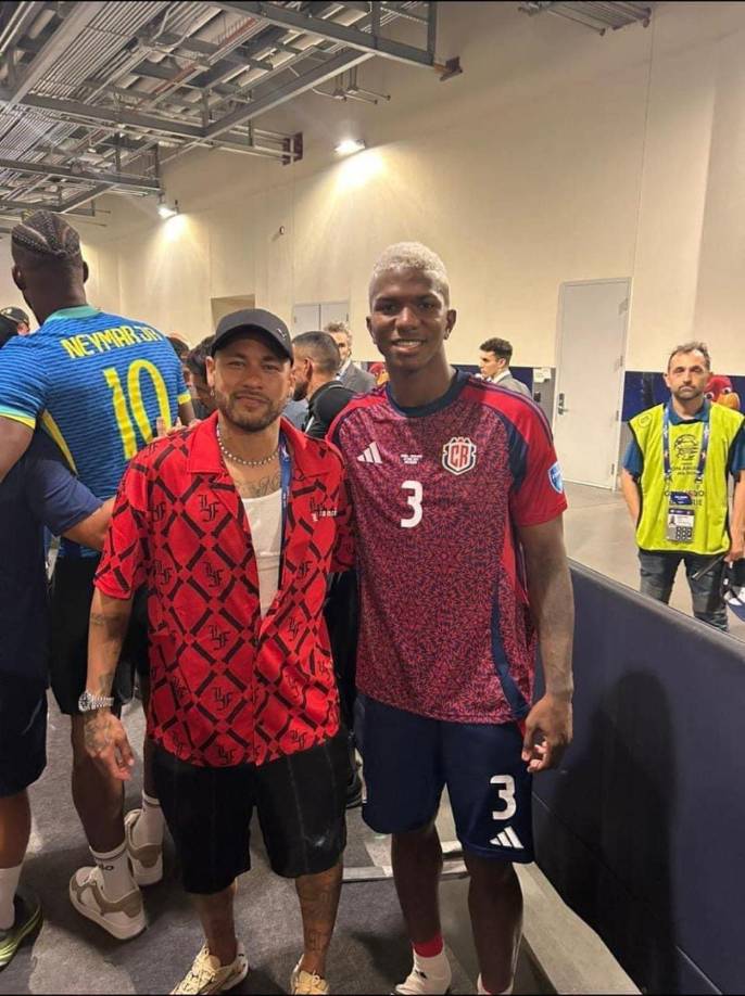 Jeyland Mitchell junto a Neymar al final del partido.