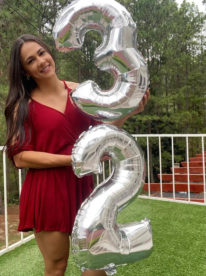 Isabel Zambrano cumplió en este mes de mayo 32 años de edad y lo celebró seguramente con Diego Vázquez, quien tiene 50.