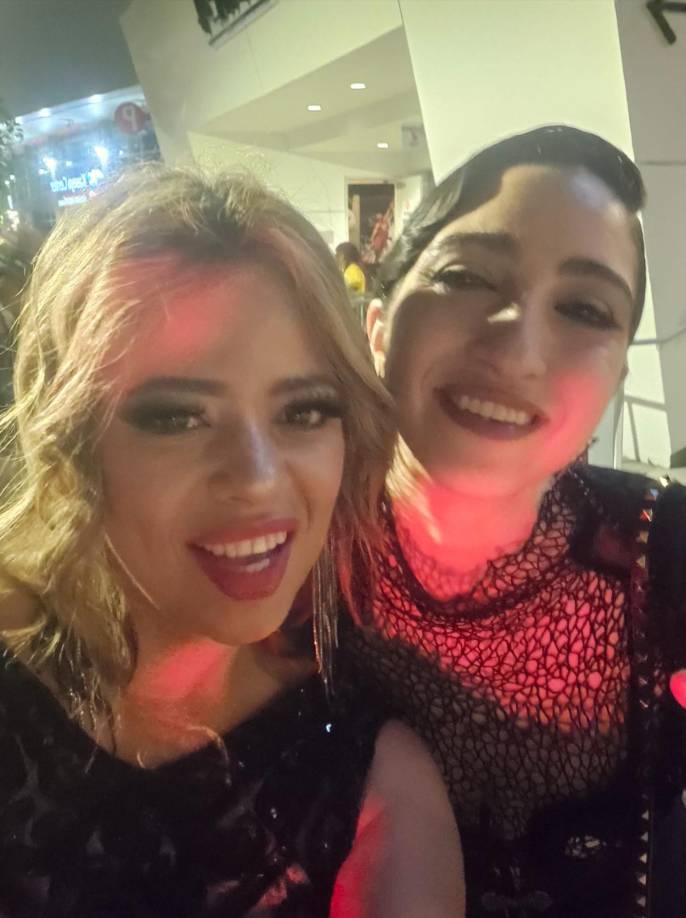 La hondureña junto a Emily, hija de Emilio y Gloria Estefan.