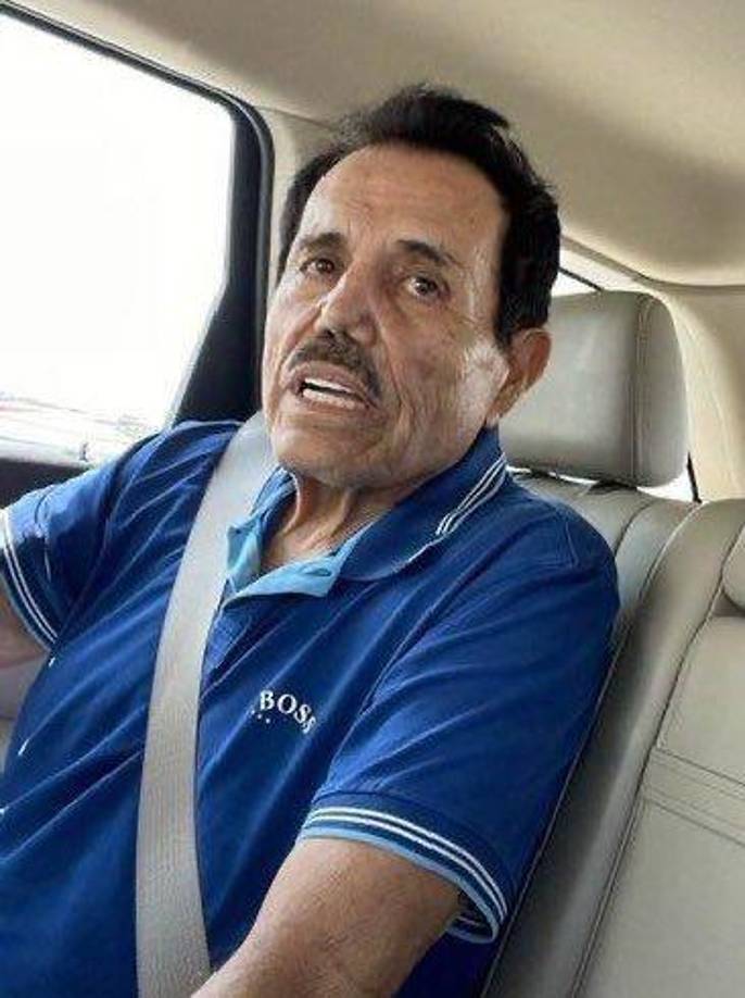 Tras ser detenidos ayer en El Paso, Texas, Estados Unidos, en la imagen difundida por las autoridades mexicanas se puede ver a El Mayo Zambada con una playera tipo polo azul, dentro de un vehículo, con el cinturón de seguridad en el lado derecho de su pecho, mientras él mantiene la mirada hacia un lado.