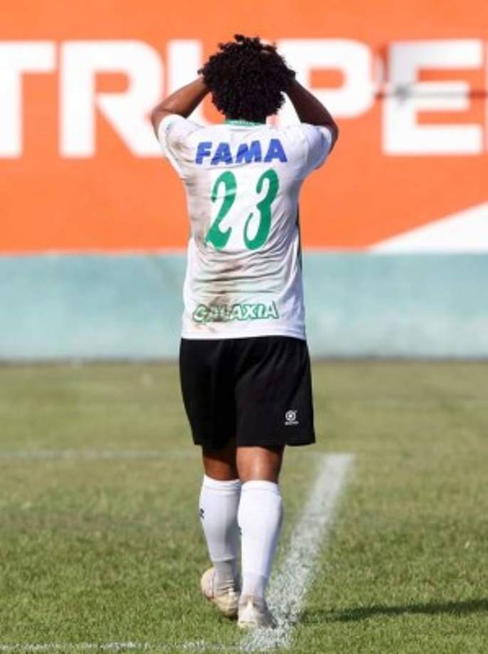 Luis Lobo se lamenta tras fallar una ocasión en el partido.