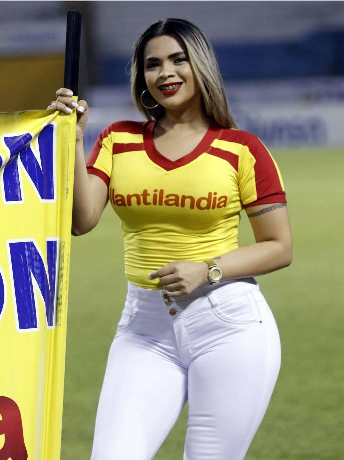 Su acompañante también se llevó muchas miradas en el Clásico. Ella se llama Ana Bautista.