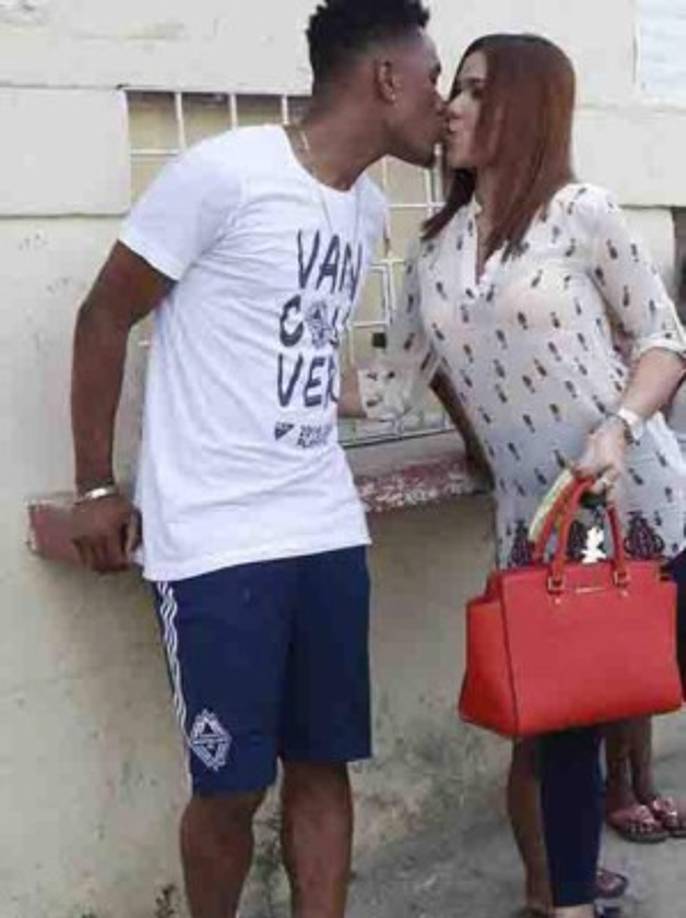 Deybi Flores: El joven mediocampista del Olimpia tiene como chica a la guapa Cecilia Landa.