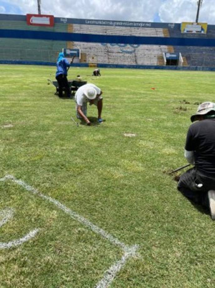 Empleados de la Comisión Nacional Pro Instalaciones Deportivas realizan trabajos a contrarreloj de cara al comienzo del campeonato.