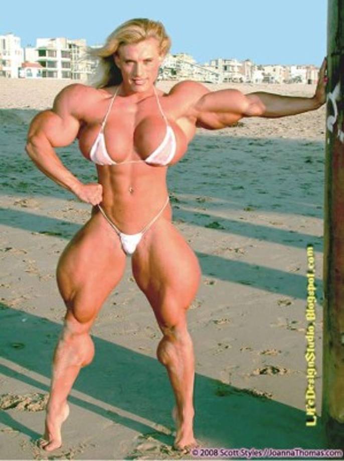 Joanna Claire Thomas, nacida el 12 de diciembre de 1976, es la mujer más joven en ganar el carnet profesional de culturismo a los 21 años. Cuando sólo tenia 14 años vio una revista de culturismo y se enamoró de aquel físico. Sin pensarlo fue hasta un gimnasio cercano donde comenzó a entrenar sus 48 kilos de peso. Tras mucho sudor y un plan estricto de alimentación y entrenamiento, Joanna ganó 40 kilogramos de peso en sólo dos años.