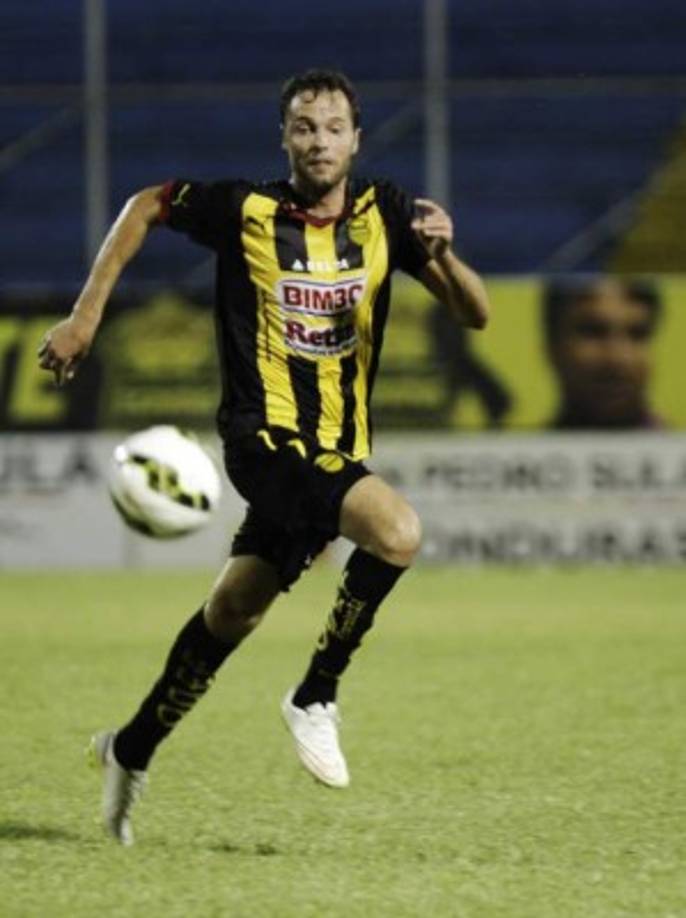 Julián “El Gringo” Fernández - El defensa argentino solo estuvo un torneo en el Real España. Disputó 14 partidos y consiguió marcar 2 goles.