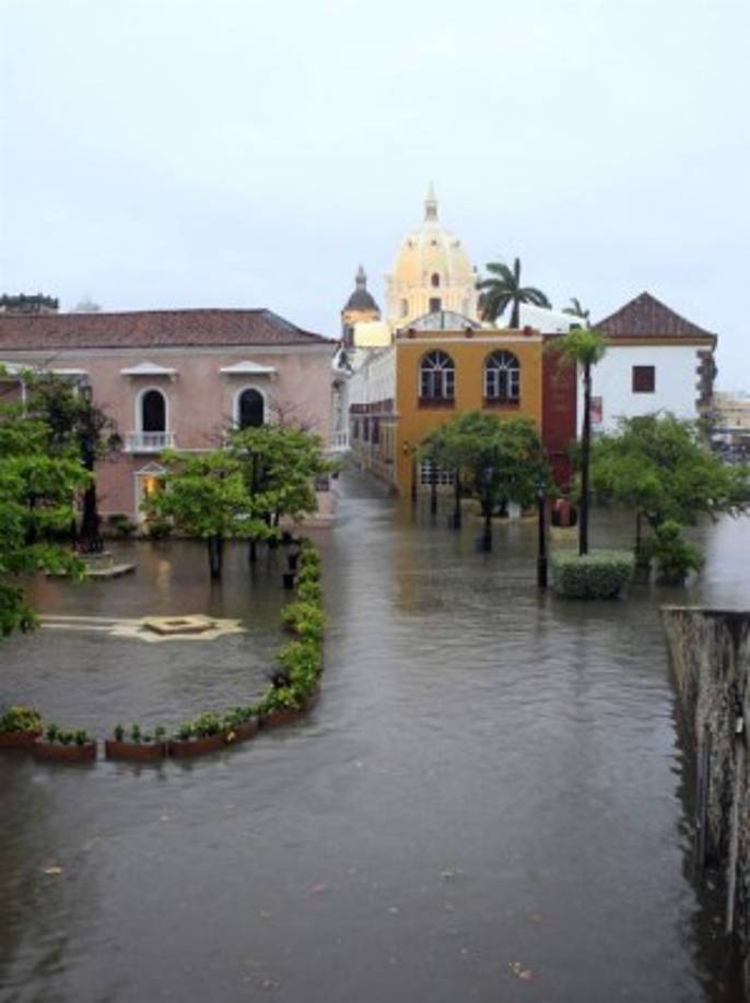 'Evaluamos acciones de respuesta por afectaciones que dejan fuertes lluvias y el paso de tormenta tropical Iota. Hacemos un llamado a las autoridades locales a activar planes de contingencia', expresó el mandatario.