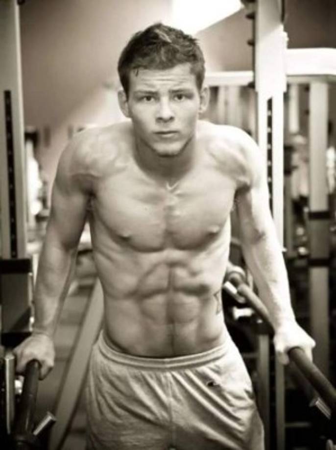 El atractivo actor tiene actualmente 27 años e inicio en el cine en 1996 en la cinta 'Jerry Maguire'.