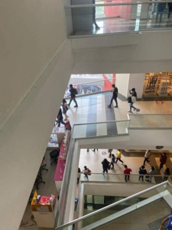 Establecimientos comerciales evacuaron a las personas que concurrían los sitios en plantas altas, especialmente.