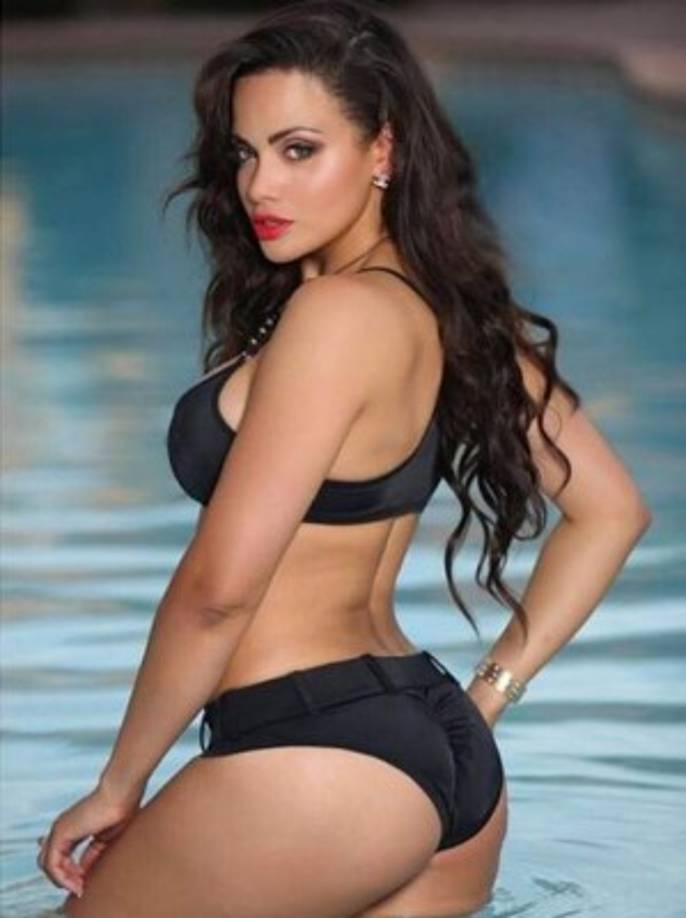 Aparte de presumir sus curvas, Samantha es experta en artes marciales y manejando armas de fuego.