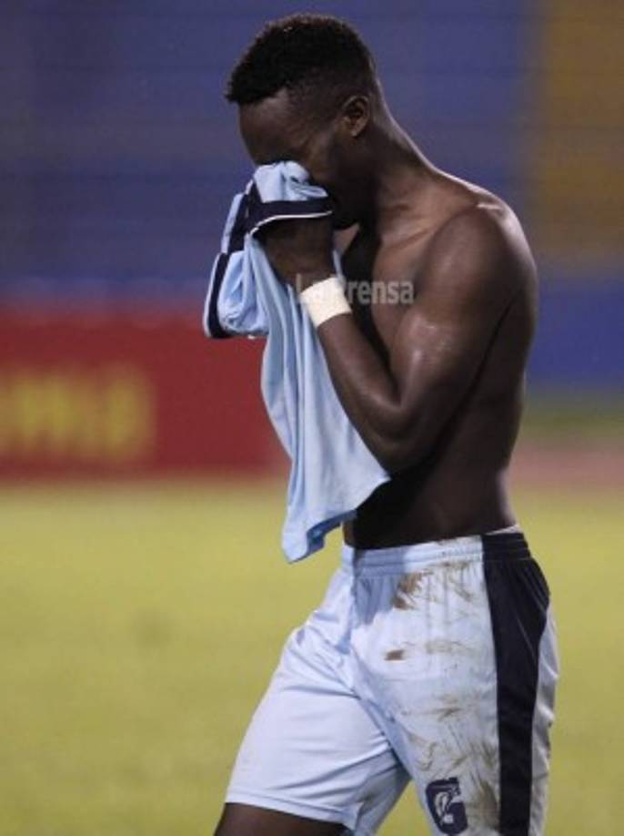 El delantero Rubilio Castillo del Motagua salió llorando tras la derrota.