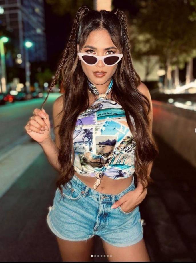 Ahora vamos a ver una serie de ideas de vestir para damas. Por ejemplo, famosas como la ex Miss Universo Andrea Meza, se vistió de esta forma cuando asistió al concierto de Bad Bunny en México. Un look casual muy chic y fácil de copiar.