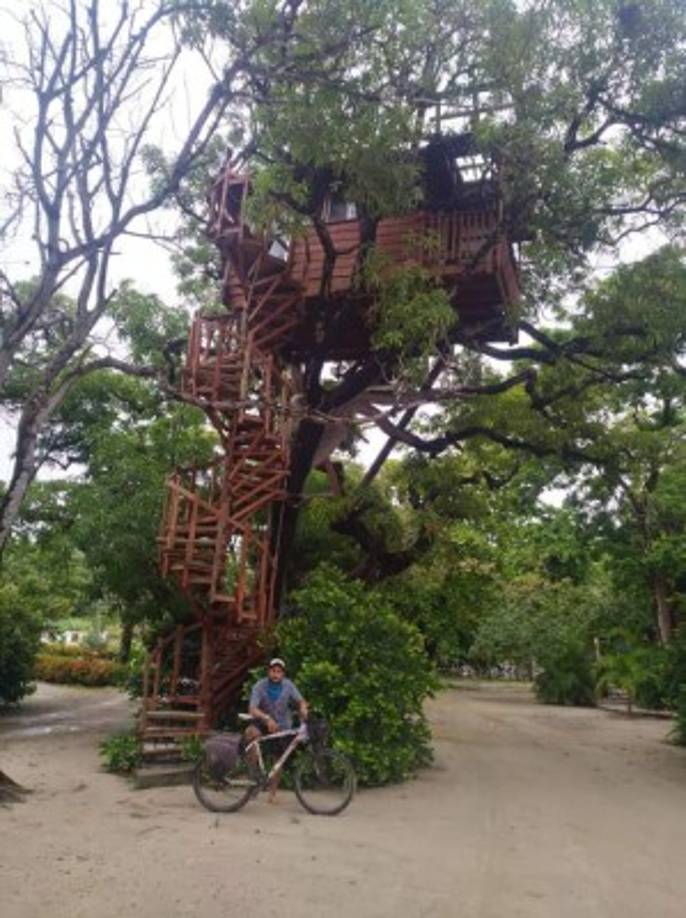 Tabaré estuvo en Roatán, en su facebook escribió esto sobre su viaje a la paradisíaca isla: 'Y por fin llegaba a una de las playas más lindas del mundo!, Roatán.! Con sus arenas blancas como el azúcar, sus aguas cristalinas, sus arrecifes... Estaba llegando según algunos a una de las playas más bonitas y completas del mundo! ... Me llevó 2 años, 4 meses, 10 días y el cruce por varias fronteras en mi bicicleta hasta llegar a Honduras. Luego, en La ceiba me tomé un ferry durante 90 minutos, el viaje no fue tan traumático como el penúltimo a Corn Islands, el paraíso de Nicaragua, dónde fueron 6 horas de viaje con olas gigantescas y llegue vomitado y con diarrea a la isla (uno de los peores días de mi viaje)... Pero en este viaje en barco habían personas entregando bolsitas, y se quedaban ahí hasta que vomitaras.! También habían pastillas para los mareos, escuchaba que algunos decían 'delfines' mientras otros hablaban del atardecer y yo sólo escuchaba y miraba... algunos sonreían, otros disfrutaban de la brisa, otros gritaban de miedo y otros de felicidad.... Yo sólo estaba sin moverme, hasta que llegamos, porque si miraba al horizonte vomitaba!!! Y así fue como llegué a Roatán entre las primeras Islas más bellas del mundo y está aquí en Centroamérica en Honduras a 35 millas de la costa Norte.