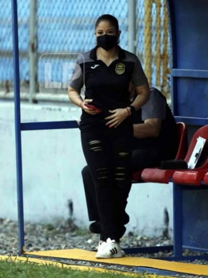 Waldina Mejía, entrenadora del equipo femenino del Real España, también ayuda en el staff del equipo aurinegro.