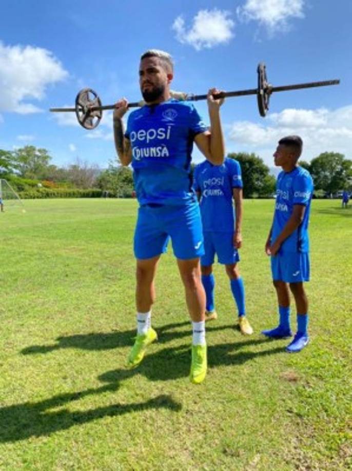Jason Sánchez: El defensor estaría siendo anunciado como nuevo fichaje del Motagua de cara a la próxima campaña. El zaguero ha estado entrenando en la pretemporada de los azules y todo indica que Diego Vázquez le ha dado el visto bueno