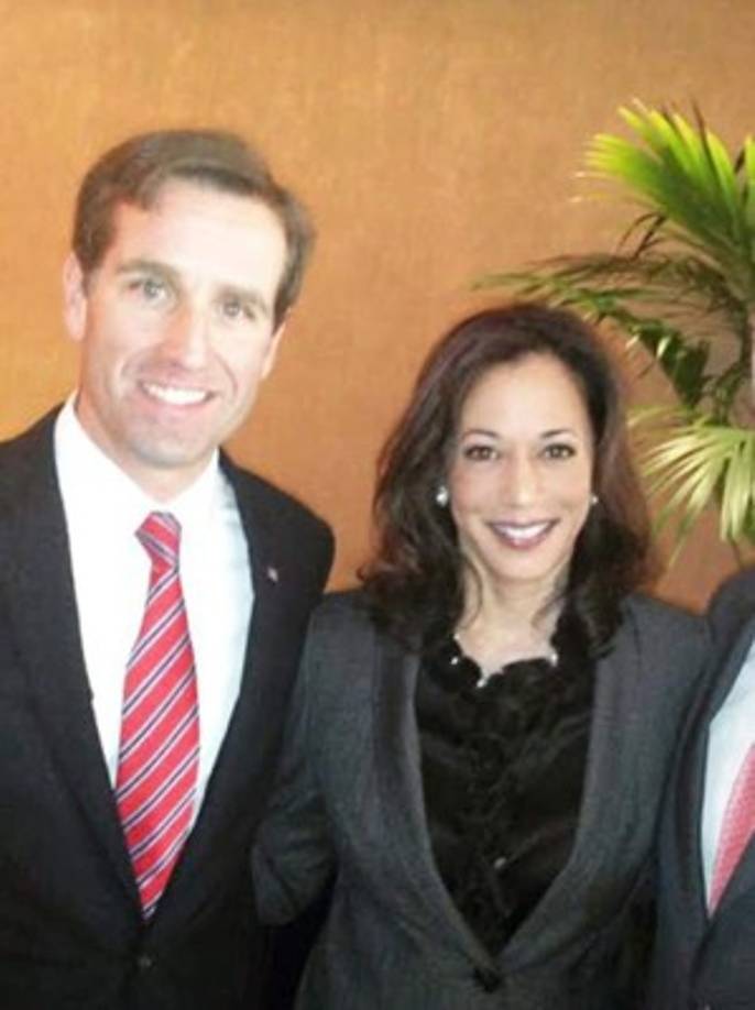 Beau y Kamala Harris, entonces fiscal del estado de California, se hicieron muy buenos amigos, sin imaginar que una década después ésta se convertiría en la primera vicepresidenta de EEUU gracias a su padre. Beau, una estrella demócrata en ascenso murió de cáncer cerebral en 2015 a los 46 años. <br/><br/>Biden afirma que su hijo es su gran orgullo y que nunca ha podido recuperarse de su inesperada muerte.