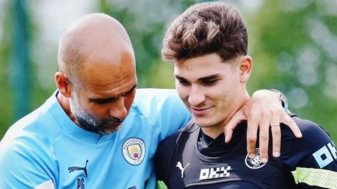 Pep Guardiola y Julián Álvarez durante uno de los entrenamientos con el Manchester City.