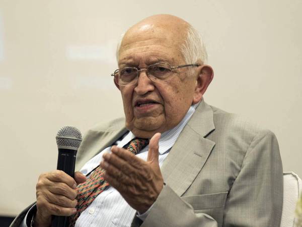 Fotografía de archivo, tomada en marzo de 2017, en la que se captó al escritor y periodista colombiano Plinio Apuleyo Mendoza, durante una conferencia, en Barranquilla (Colombia). Mendoza falleció ayer 28 de julio a los 94 años de edad. EFE/STR