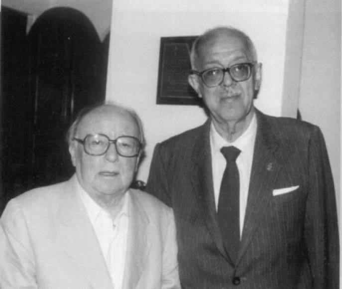 En la imagen, Óscar Acosta (lado derecho) junto al escritor Augusto Monterroso (lado izquierdo).