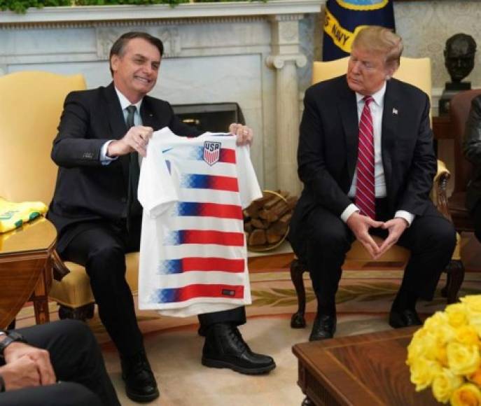 Trump entregó la camiseta de la selección nacional de Estados Unidos a su homólogo y destacó que Brasil es una 'gran potencia' en fútbol, además de mencionar a los 'grandes jugadores' brasileños y confesar que todavía recuerda a Pelé y muchos otros.