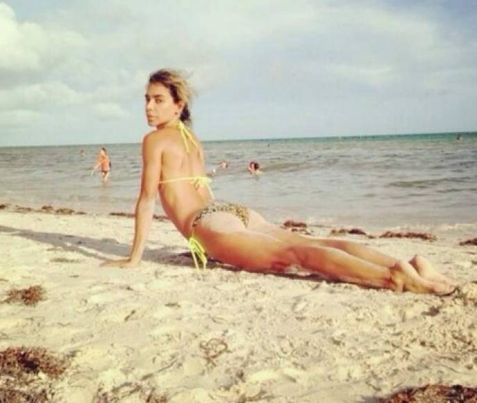 En la playa, donde sea, ella siempre está practicando yoga. En las redes sociales sube GIF de tutoriales.