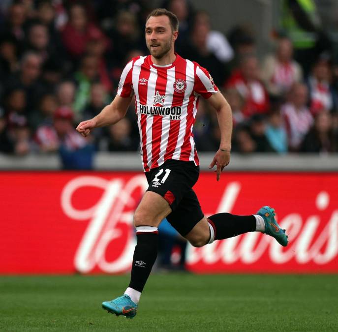 Christian Eriksen (Brentford) - El centrocampista danés de 30 años está volviendo a sentirse futbolista con el Brentford y su selección, tras el paro cardiaco que sufrió hace casi ya un año en la Eurocopa. El jugador va recuperando su nivel y ha entrado en la mira de Ten Hag.Hace solo unos meses, Eriksen entrenó con el Ajax de Ten Hag mientras buscaba volver a estar en forma y definía su futuro. Y ahí es donde coincidió e hizo buena amistad con el que será desde julio entrenador del Manchester United.