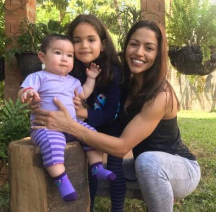 Nora Erazo vive felizmente casada junto al guatemalteco Joel Bran y sus dos hijas. Además, vive en San Pedro Sula y frecuentemente postea en su Instagram las diferentes actividades que realiza en familia.