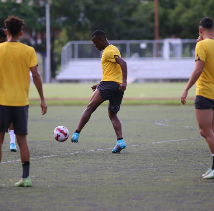 El delantero Darixon Vuelto se unió a la pretemporada del Real España tras su aventura por el Saprissa de Costa Rica en donde pasó sin pena ni gloria.