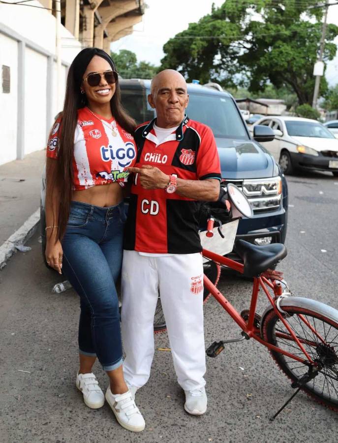 Esta guapa aficionada posó para una foto con ‘Chilo‘ en la previa del partido del Vida contra la UPN.