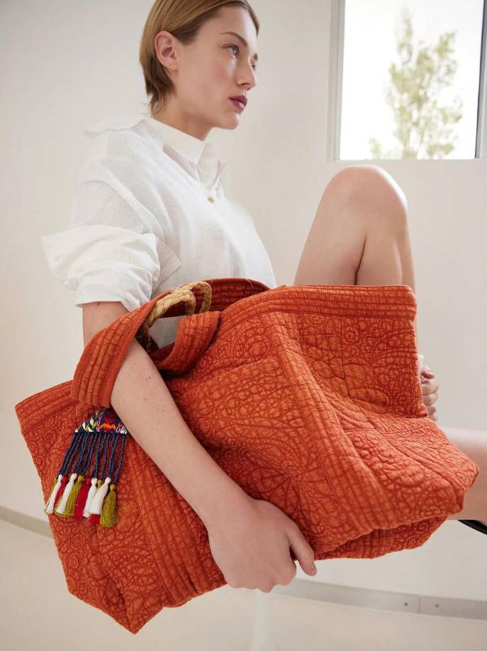 Uno de los más emblemáticos ha sido el ‘Shopping Tote’, un bolso que recuerda a las bolsas de supermercado pero en versión de lujo. Hecho en piel de alta calidad, este bolso ha sido reinterpretado en diferentes colores y texturas, y ha sido visto en varias celebridades que apuestan por la funcionalidad sin sacrificar el estilo.Otro jugador clave en este resurgimiento es Bottega Veneta. La marca italiana, conocida por su intrincado trabajo en cuero y su famoso ‘intrecciato’ (técnica de tejido), ha apostado por modelos de bolsos maxi en varias de sus colecciones recientes.