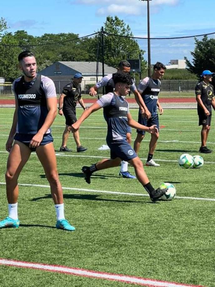 El volante izquierdo Geovany Bueso, se ha tomado en serio la pretemporada de Motagua que se está desarrollando en Estados Unidos y las sensaciones que ha dejado en el plantel han sido buenas. La directiva del cuadro azul le renovó contrato al joven de 19 años de edad.