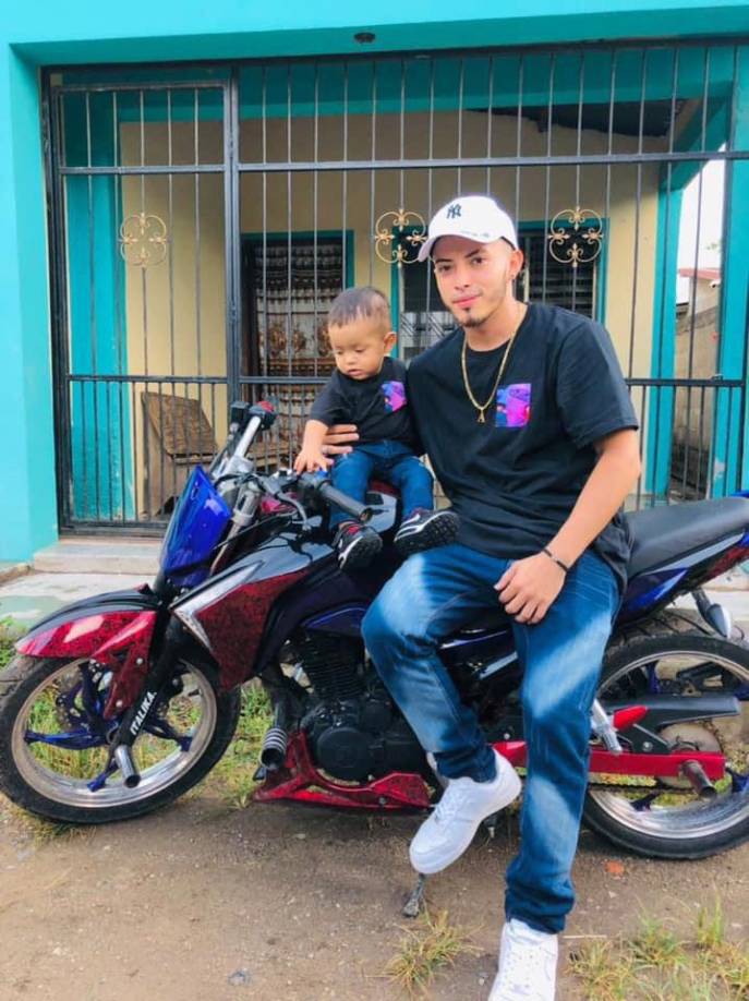 Debido a la velocidad en que iba, el joven no pudo esquivar el vehículo e impactó en un costado del mismo. 