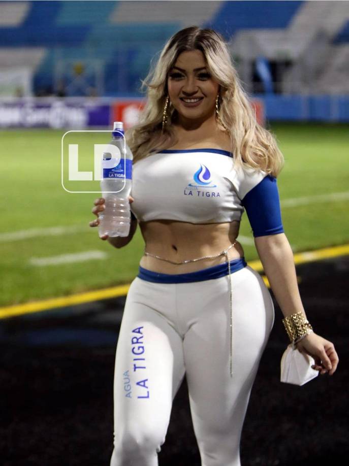 Esta sexy chica fue sensación en el partido que disputaron Motagua y UPN la noche del sábado en el Nacional Chelato Uclés.