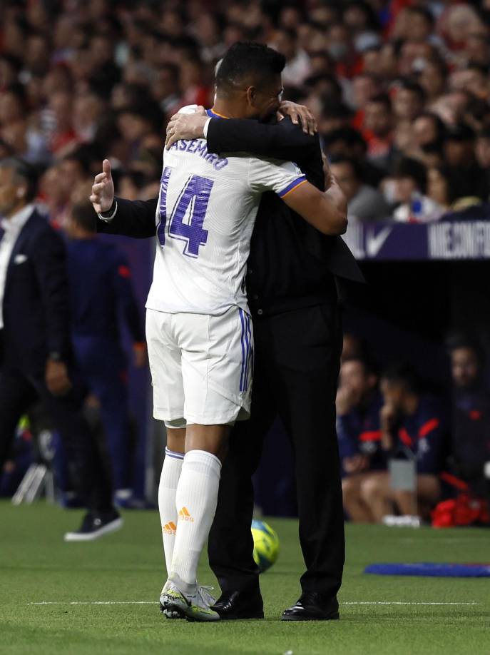 Ancelotti sacó a Casemiro en el segundo tiempo y le dio este abrazo.